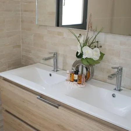 Neuve Avec Grande Piscine Chauffée Vue Villa *