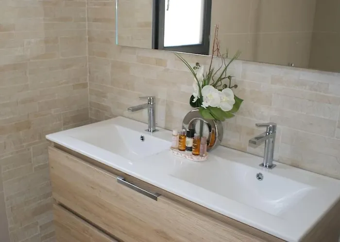 Neuve Avec Grande Piscine Chauffee Vue Villa *