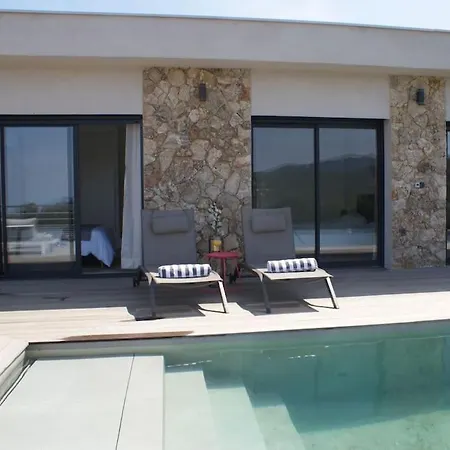 Neuve Avec Grande Piscine Chauffee Vue קונקה