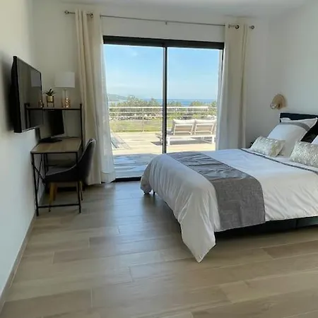 Neuve Avec Grande Piscine Chauffee Vue Villa *