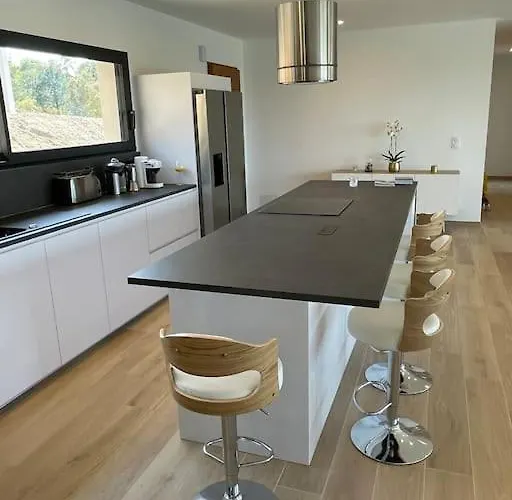 Neuve Avec Grande Piscine Chauffée Vue *