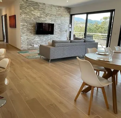 Neuve Avec Grande Piscine Chauffée Vue