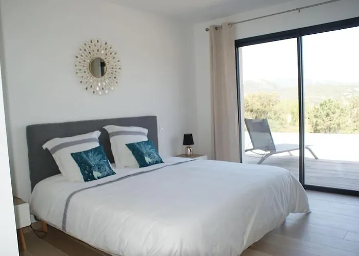 Neuve Avec Grande Piscine Chauffée Vue