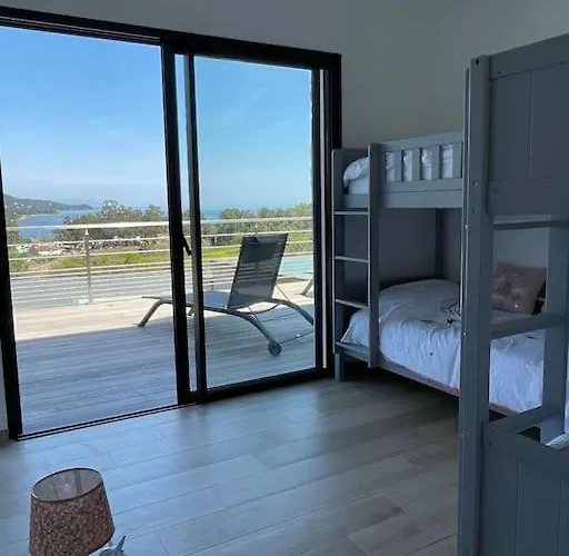 Neuve Avec Grande Piscine Chauffée Vue