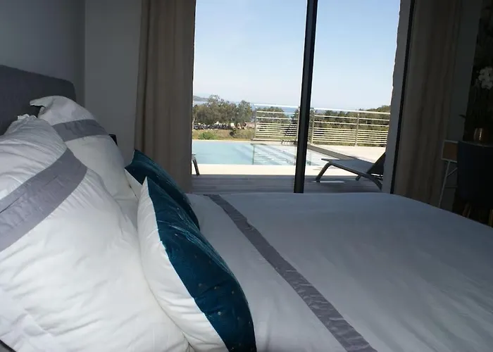 Neuve Avec Grande Piscine Chauffée Vue