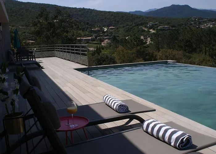 Villa Neuve Avec Grande Piscine Chauffée Vue