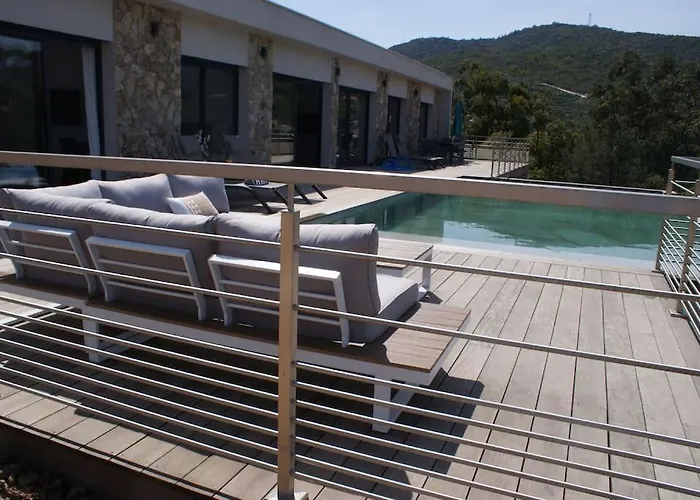 Neuve Avec Grande Piscine Chauffée Vue *
